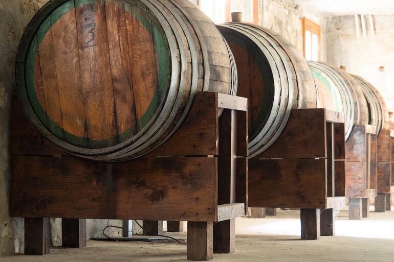 Los toneles guardan los vinos del monasterio de Chrysorrogiatissa, en Chipre.