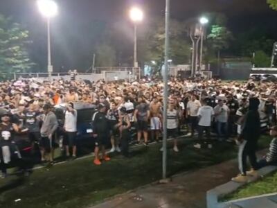 Los barras de Olimpia esperaron al plantel de jugadores detrás de Gradería Sur.