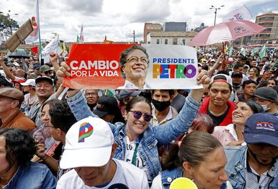 Seguidores del candidato presidencial colombiano Gustavo Petro, de la coalición Pacto Histórico, asisten hoy a un acto de campaña en Soacha (Colombia).