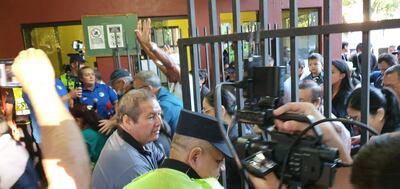 El portón principal del Centro Regional de Educación fue abierto poco después de las 07:00.