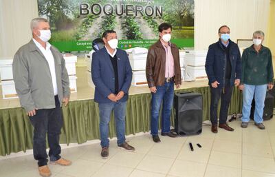 El intendente Elmer Vogt (PQ), el gobernador Darío Medina, el viceministro Marcelo González, el presidente de IPTA Édgar Esteche y la presidenta de Apicsa, Rosalía Goertzen.