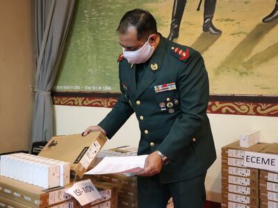 Un lote de las 300 computadoras irá al Instituto de Enseñanza de Idiomas del Ministerio de Defensa, dirigido por el Cnel.  Miguel Escurra.