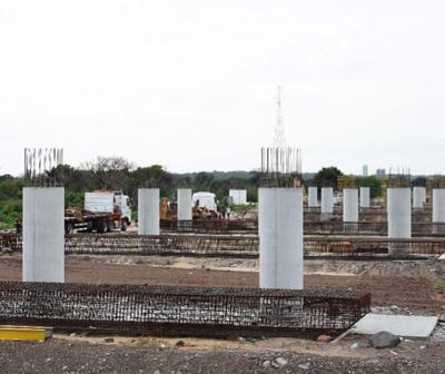 Enormes estructuras que se están montando en la zona de obras del puente, cuyo diseño final se oculta a la ciudadanía.