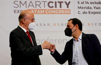 El embajador de la República Argentina en México, Carlos Alfonso Tomada (i) y el gobernador de Yucatán, Mauricio Vila Dosal, participan hoy, en una rueda de prensa en Ciudad de México. La feria Smart City Expo LATAM Congress, que tendrá lugar el próximo octubre en la ciudad de Mérida, estado mexicano de Yucatán, abordará los desafíos tecnológicos y las oportunidades de innovación de las ciudades latinoamericanas tras la pandemia de covid-19.