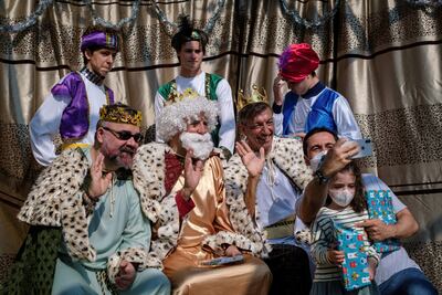 Sus Majestades los Reyes Magos de Oriente desembarcan en Hong Kong, donde llegan a bordo de un barco dragón.