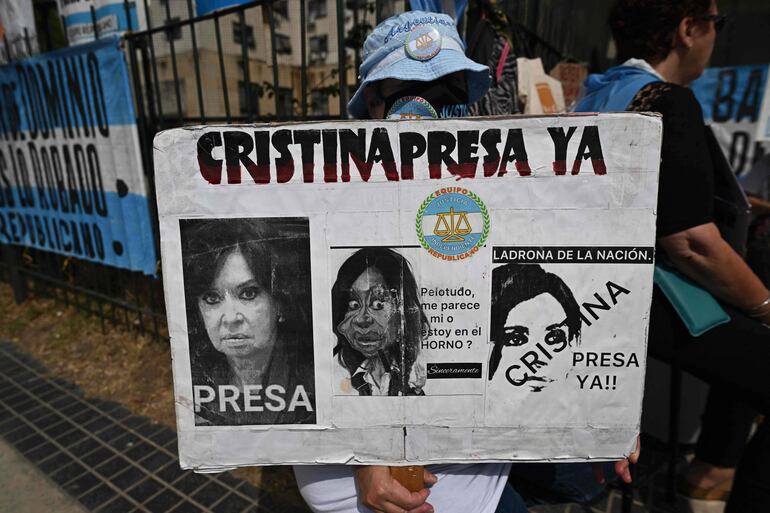 Una opositora de la vicepresidenta argentina Cristina Fernández de Kirchner se manifiesta frente la corte de Comodoro Py.