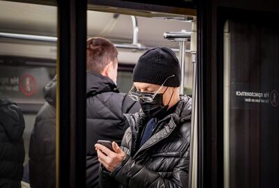 Un hombre con mascarilla protectora camina en un metro de Moscú, Rusia.