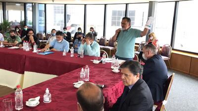 El senador Sixto Pereira, hablando; en primer plano el ministro Euclides Acevedo, con el ministro Santiago Bertoni, entre otros, hoy en la reunión realizada con los campesinos en el Congreso.