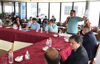 El senador Sixto Pereira, hablando; en primer plano el ministro Euclides Acevedo, con el ministro Santiago Bertoni, entre otros, hoy en la reunión realizada con los campesinos en el Congreso.