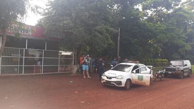 Los bandidos asaltaron este local comercial de Minga Guazú. Un móvil policial en el lugar tras la denuncia del atraco.