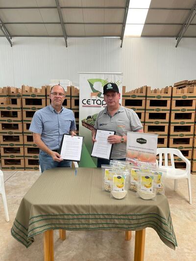 Marcelo Torcida, de la firma Agralia, con Blas Cristaldo, representante de Cetapar/ Fecoprod, tras la firma del acuerdo de trabajo.