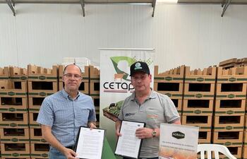 Marcelo Torcida, de la firma Agralia, con Blas Cristaldo, representante de Cetapar/ Fecoprod, tras la firma del acuerdo de trabajo.