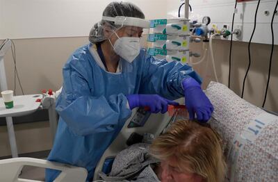 Una enfermera asiste a una paciente de covid-19 en el Hospital Ziv, en Zefat, Israel.