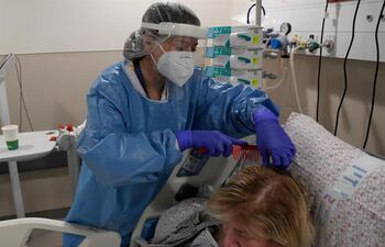Una enfermera asiste a una paciente de covid-19 en el Hospital Ziv, en Zefat, Israel.
