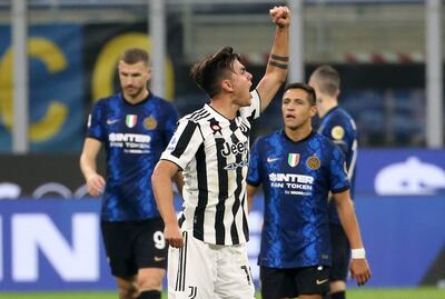 Paulo Dybala celebra su gol para Juventus ante la decepción del chileno Alexis Sánchez.