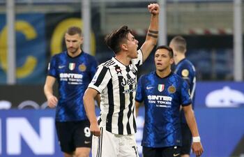 Paulo Dybala celebra su gol para Juventus ante la decepción del chileno Alexis Sánchez.
