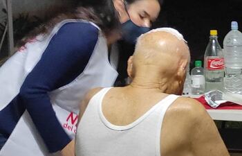 Cuidar a un adulto mayor es una responsabilidad que requiere mucha atención, compromiso, paciencia y un seguimiento minucioso de todas sus actividades diarias.