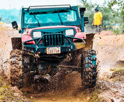 Angel Sánchez y Edilio Brizuela, con un Jeep Wangler, fueron los vencedores el domingo en la segunda fecha del Todorreno 4x4 de Cateura, en Itá (Foto gentileza de Cristian Ferreira).