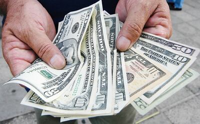 El precio de la divisa estadounidense repuntó en el inicio de las operaciones de la semana.