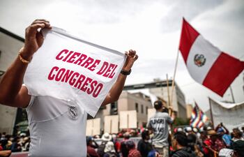 Manifestantes, simpatizantes del presidente de Perú Pedro Castillo, celebran la noticia del cierre del Congreso en Lima (Perú). Castillo decretó este miércoles disolver temporalmente el Congreso e instaurar un Gobierno de emergencia nacional, horas antes de que el Parlamento debatiera una moción de vacancia (destitución) en su contra que podría haberle apartado de la jefatura del Estado.