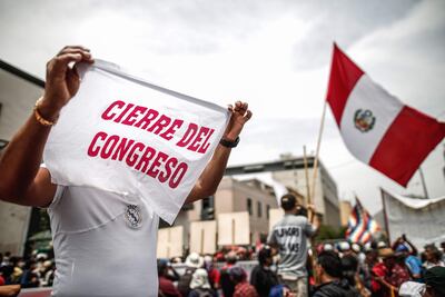 Manifestantes, simpatizantes del presidente de Perú Pedro Castillo, celebran la noticia del cierre del Congreso en Lima (Perú). Castillo decretó este miércoles disolver temporalmente el Congreso e instaurar un Gobierno de emergencia nacional, horas antes de que el Parlamento debatiera una moción de vacancia (destitución) en su contra que podría haberle apartado de la jefatura del Estado.