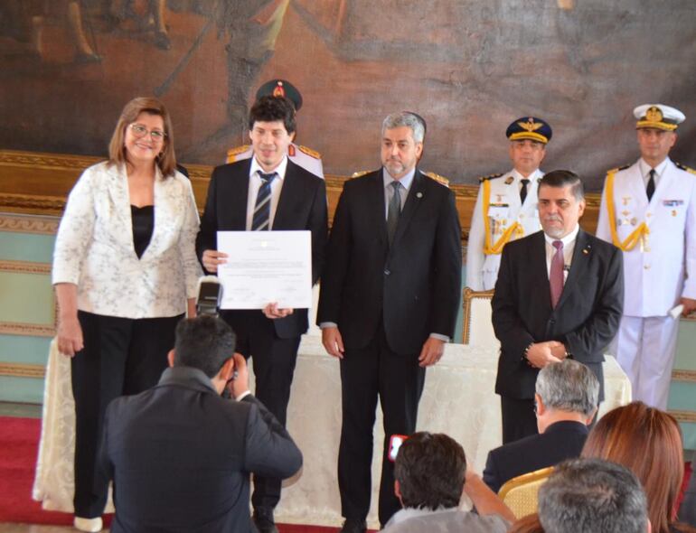 Osvaldo González recibe mención honorífica de parte de la senadora Blanca Ovelar, Mario Abdo, presidente de la República y del ministro de Salud Julio Borba. (gentileza).