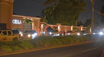 La larga fila de lujosos vehículos esperando que los valet parking se encarguen de acomodarlos.