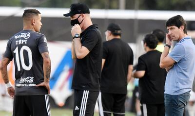 Indicaciones de Andrés San Martín a Derlis González. Observa Daniel Garnero.