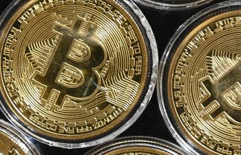 Con los años, lejos de unirse a la galería de activos olvidados, una vez que la burbuja estalló, el bitcóin ha vuelto a ver cómo subía el precio, y ahora interesa cada vez más a inversores profesionales.