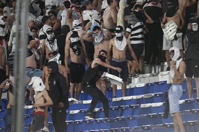 Los barras de Olimpia rompieron y lanzaron las butacas de la Gradería Sur al césped del Defensores del Chaco provocando la suspensión del clásico con Libertad por la Copa Paraguay.