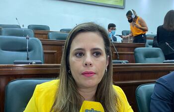 Kattya Gonzalez, diputada del PEN, pidió a la ciudadanía interesarse e involucrarse en el proceso de juicio político a la fiscal general Sandra Quiñonez