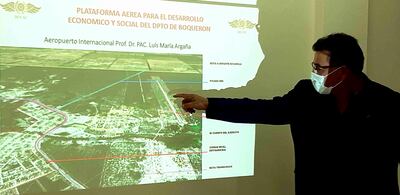 Carlos Achucarro muestra en una imagen aérea la ubicación del aeropuerto del distrito de Mariscal Estigarribia.
