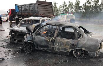 Tras colisionar, ambos vehículos se incendiaron.
