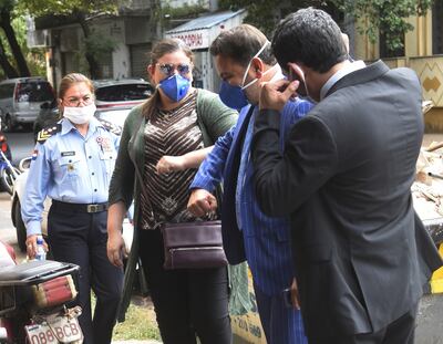 Luz Chamorro (c), al lado del abogado Andrés Casati. Fue ayer a la mañana. La imputada, la primera en ser citada por la fiscalía se abstuvo de prestar declaración indagatoria. Para hoy se prevén nuevas diligencias.