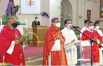 Bendición de palmas en la misa de Caacupé.