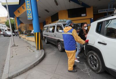 Una larga fila de vehículos que esperan para cargar gasolina hoy en un surtidor de La Paz, Bolivia.