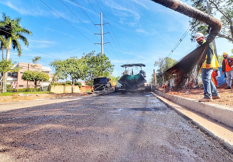 El proceso de asfaltado de las vías empezó en el viaducto de menor tamaño que está en la zona del Jardín Botánico.
