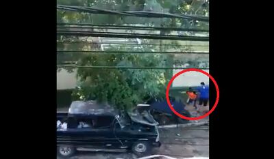 En la imagen se ve el momento exacto en que uno de los hinchas realiza un disparo.