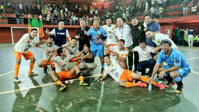 Integrantes del equipo de San Alberto celebrando la victoria por 2-1 ante su similar de Paranaense por la fase clasificatoria del Nacional de Futsal.
