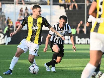 Luis Fariña (i), futbolista de Guaraní, ante la marca e Iván Piris, lateral de Libertad, en un clásico en La Huerta por el torneo Clausura 2022 del fútbol paraguayo.