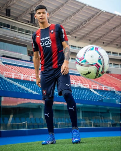 La nueva casaca tradicional de Cerro Porteño la exhibe Robert Morales.