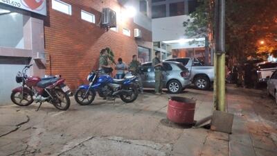 Policías resguardan el sanatorio donde se encuentra Anastasio Torales Acosta.