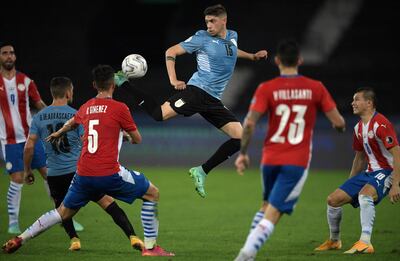 Salto de ballet del mediocampista uruguayo Federico Valverde, jugador del Real Madrid, en el partido contra Paraguay, que los charrúas ganaron 1-0 y ahora enfrentarán a Colombia. (AFP).