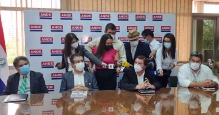 Conferencia de prensa en la ANDE sobre incendio en el Mercado 4.