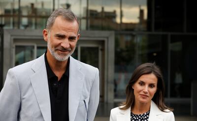 El rey Felipe VI y la reina Letizia, a la salida este domingo del Hospital Clínico Quirón de Pozuelo de Alarcón tras visitar al rey Juan Carlos que evoluciona satisfactoriamente de la operación de corazón a la que fue sometido este sábado.