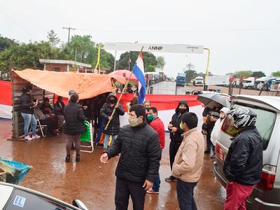 Exigen asistencia del Gobierno y reapertura de frontera.