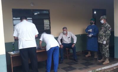 El intendente José Carlos Acevedo, en sede militar de Concepción, es atendido por profesionales de salud.