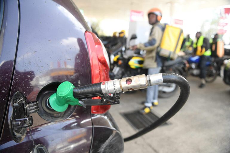 Los precios del petróleo siguen con su tendencia alcista. (AFP)