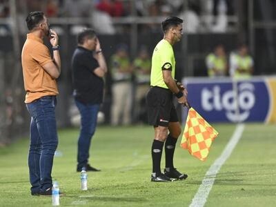 Julio César Cáceres (i), entrenador de Olimpia, durante el partido contra Guaireña en el Manuel Ferreira de Asunción por la quinta fecha del torneo Apertura 2023 del fútbol paraguayo.