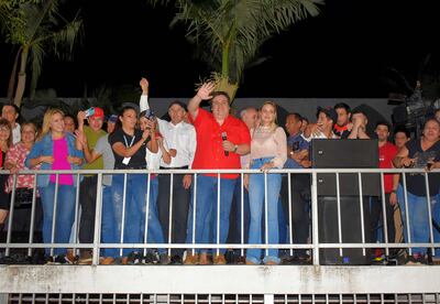 El Gobernador electo César Sosa junto a su esposa Alejandra Bellenzier durante los festejos de su victoria.